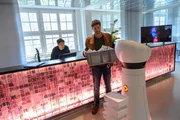Die zwei neuen Service-Roboter des Hotel Futuros sind der ganze Stolz des Hoteliers. Doch nicht allen haben die Roboter gefallen. Jo Stoll (Peter Ketnath, r.) kann das im Gegensatz zu Rico Sander (Benjamin Strecker, l.) gut verstehen, auch ihm sind die Roboter suspekt. Doch musste der Chef des Boutique-Hotels wirklich wegen der neuen Roboter sterben? Die zwei neuen Service-Roboter des Hotel Futuros sind der ganze Stolz des Hoteliers. Doch nicht allen haben die Roboter gefallen. Jo Stoll (Peter Ketnath, r.) kann das im Gegensatz zu Rico Sander (Benjamin Strecker, l.) gut verstehen, auch ihm sind die Roboter suspekt. Doch musste der Chef des Boutique-Hotels wirklich wegen der neuen Roboter sterben?