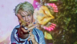 Gimmiemore (Albrecht Schuch) ist ein international gefeierter Star und Gastgeber einer Castingshow