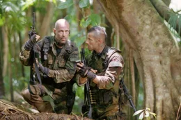 Als sich herausstellt, dass sich unter den Fl&uuml;chtlingen ein Mitglied der ehemaligen Regierungsfamilie befindet, der auf der Todesliste der Rebellen steht, beginnt f&uuml;r Lieutenant Waters (Bruce Willis, l.) und seine Truppe (Johnny Messner, r.) ein gnadenloser Wettlauf auf Leben und Tod ...