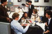 Hat nur seine Karriere im Kopf - bis er sich pl&ouml;tzlich um seinen Vater k&uuml;mmern muss: Manager David Basner (Tom Hanks, 3.v.l.) ...