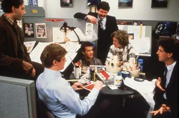 Hat nur seine Karriere im Kopf - bis er sich pl&ouml;tzlich um seinen Vater k&uuml;mmern muss: Manager David Basner (Tom Hanks, 3.v.l.) ...