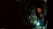 Nora flieht durch eine dunkle Röhre. Nora flieht durch eine dunkle Röhre.