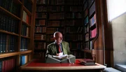 Professor Leo Carruthers erläutert, dass J.R.R. Tolkien ebenfalls Wissenschaftler beziehungsweise Mediävist war und er sich als Erzähler sehr gründlich mit dem europäischen Sagenkreis beschäftigt hat. Professor Leo Carruthers erläutert, dass J.R.R. Tolkien ebenfalls Wissenschaftler beziehungsweise Mediävist war und er sich als Erzähler sehr gründlich mit dem europäischen Sagenkreis beschäftigt hat.