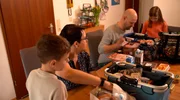 Edeka oder Rewe? Wer ist g&uuml;nstiger? Familie Mack aus Ludwigshafen macht den Test.