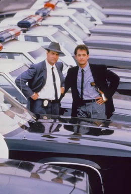 Das ungleiche Polizisten-Duo Joe (Dan Aykroyd, l.) und Pep (Tom Hanks, r.) ist einer besonders skrupellosen Verbrecherorganisation auf der Spur ...