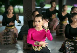 Dalina (Carmen Soo) tritt mit einer Tanzgruppe auf.