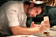 Am Pass - Geschichten aus der Spitzenk&uuml;che - Tobias Schmitt Im Sternerestaurant Favorite in Mainz hat er das sagen: K&uuml;chenchef Tobias Schmitt. Seine Karriere begann einst in Baden-Baden: Im exklusiven Brenners Park Hotel & Spa absolvierte er seine Ausbildung. Dann f&uuml;hrten ihn die Wanderjahre bis nach Australien.