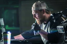 Der Hacker Klaus (Axel Stein) wird damit beauftragt, das Kamera-System der Bank von Spanien zu manipulieren.