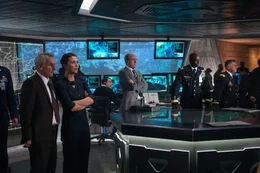 Der Krisenstab sieht mit Sorge die Entwicklungen im Wei&szlig;en Haus: Von links, stehend: Agent Kellerman (Matt Craven), Carol Finnerty (Maggie Gyllenhaal,), Eli Raphelson (Richard Jenkins) und General Caulfield (Lance Reddick).  (Darsteller rechts au&szlig;en neben Lance Reddick nicht bekannt.)