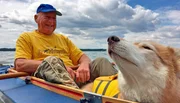 Klaus Billmann (82) mit seinem Huskey Fire. Klaus Billmann (82) mit seinem Huskey Fire.