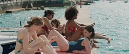 Von Jahr zu Jahr wird es f&uuml;r Sophie (Ina Maria Jaich, l.), Amali (Homa Faghiri, 2. v. l.), Luz (Janet Rothe, M.), Fana (Thandi Sebe, 2. v. r.) und Francesca (Natalia Rudziewicz, r.) schwieriger, den Urlaub miteinander zu verbringen.