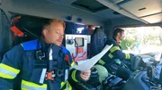 In München steht die Feuerwehr vor der Herausforderung, einen schwer verletzten Mann aus einem Unfallauto zu befreien. In München steht die Feuerwehr vor der Herausforderung, einen schwer verletzten Mann aus einem Unfallauto zu befreien.