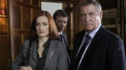 Julia Benson (Pooky Quesnel, l.), Sergeant Jones (Jason Hughes, M.) und Inspector Barnaby (John Nettles, r.). Julia Benson (Pooky Quesnel, l.), Sergeant Jones (Jason Hughes, M.) und Inspector Barnaby (John Nettles, r.).