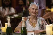 Renata (Sonia Braga), Mutter der Braut, ist kann die Hochzeit der Tochter nur teilweise genie&szlig;en.
