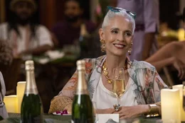 Renata (Sonia Braga), Mutter der Braut, ist kann die Hochzeit der Tochter nur teilweise genie&szlig;en.