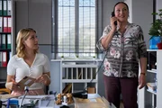 Christin Lange (Sarah Thonig, l.) und Marianne Grasegger (Ursula Maria Burkhart, r.) kurbeln die Ger&uuml;chtek&uuml;che im Kommissariat mal wieder m&auml;chtig an: Pathologin Mai soll einen Verehrer haben!
