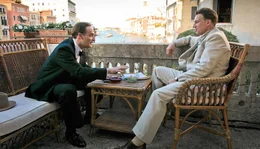 Luis Trenker (Tobias Moretti, r.) und Hollywood-Agent Paul Kohner (Anatole Taubman, l.) bei den Filmfestspielen in Venedig.