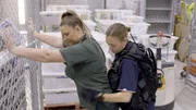Offizierin Elouise untersucht Insassin Jade. Die Verwendung des sendungsbezogenen Materials ist nur mit dem Hinweis und Verlinkung auf RTL+ gestattet. Offizierin Elouise untersucht Insassin Jade. Die Verwendung des sendungsbezogenen Materials ist nur mit dem Hinweis und Verlinkung auf RTL+ gestattet.