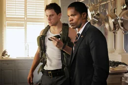 Nachdem sie sich zun&auml;chst im Aufzugschacht versteckt hatten, haben John (Channing Tatum, l.) und der Pr&auml;sident (Jamie Foxx, r.) es in die K&uuml;che des Wei&szlig;en Hauses geschafft, doch &uuml;berall lauern ihre Angreifer.