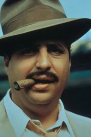 Als die Baseballspieler reihenweise zum Kriegsdienst eingezogen werden, baut der Sportagent Ernie Capadino (Jon Lovitz) eine Frauen-Baseball-Liga auf.