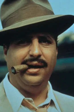 Als die Baseballspieler reihenweise zum Kriegsdienst eingezogen werden, baut der Sportagent Ernie Capadino (Jon Lovitz) eine Frauen-Baseball-Liga auf.