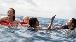Die jungen Frauen versuchen nach einem Schiffbruch ihres Bootes im Ozean zu &uuml;berleben. Von links: Lizzie (Lauren Lyle), Kayla (Natalie Mitson), Meg (Hiftu Quasem) und Cam (Nicole Rieko Setsuko).