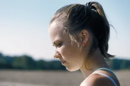 In der Gluthitze des Sommers scheint die Zeit stillzustehen und Christin (Saskia Rosendahl) will nur noch weg.