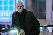 Enth&uuml;llt unangenehme Neuigkeiten: Ron Perlman als Frank Napier