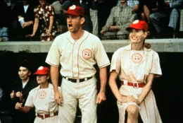 Ex-Baseball-Profi Jimmy Dugan (Tom Hanks, l.) und seine Starspielerin Dottie (Geena Davis, r.) feuern ihre Mannschaft im Spiel um die Meisterschaft an ...
