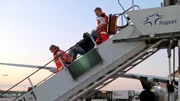 Notfallsanit&auml;ter auf dem Frankfurter Flughafen bergen einen Patienten aus einem Flugzeug.