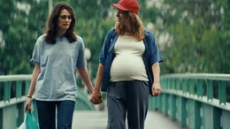 C&eacute;line (Ella Rumpf, li.) und ihre Frau Nadia (Monia Chokri) freuen sich auf ihr erstes Kind. (Lizenzzeiten bis 30.09.2026)