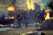 Als Lieutenant Waters (Bruce Willis, M.), Kelley (Paul Francis, l.) und Slowenski (Nick Chinlund, r.) mit eigenen Augen sehen, welche Verbrechen die Rebellen begehen, best&auml;rkt sie das Gef&uuml;hl durch die Rettung der Menschen das Richtige zu tun.
