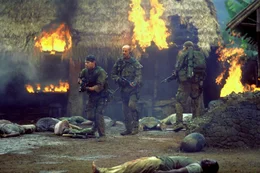 Als Lieutenant Waters (Bruce Willis, M.), Kelley (Paul Francis, l.) und Slowenski (Nick Chinlund, r.) mit eigenen Augen sehen, welche Verbrechen die Rebellen begehen, best&auml;rkt sie das Gef&uuml;hl durch die Rettung der Menschen das Richtige zu tun.