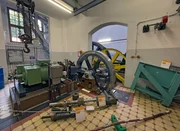 Bergbahnen Dresden - Im Maschinenhaus der Bergstation steht der Antriebsmotor. Er fördert das Seil, mit dem die Wagen der Schwebebahn bewegt werden. Bergbahnen Dresden - Im Maschinenhaus der Bergstation steht der Antriebsmotor. Er fördert das Seil, mit dem die Wagen der Schwebebahn bewegt werden.