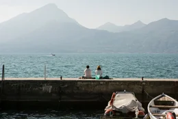 Amali (Homa Faghiri, l.) und Luz (Janet Rothe, r.) beim Angeln am Gardasee.