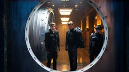 Thom, l. (Freddie Highmore), James, M. (Sam Riley) und Lorraine, r. (Ŕstrid Bergčs-Frisbey) brechen in den Tresorraum der Bank von Spanien ein.