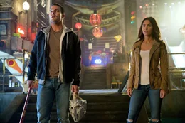 Nachdem der Gefangene Shredder beim Transport unter der Aufsicht von dem Vollzugsbeamten Casey Jones (Stephen Amell, l.) befreit wird und keiner seiner Vorgesetzten ihm die Geschichte des Verschwindens glaubt, will Casey selber herausfinden, was geschehen ist. Dabei trifft er auf die attraktive Reporterin April O'Neil (Megan Fox, r.) ...