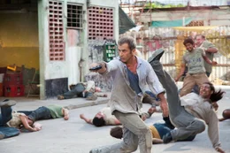 Driver (Mel Gibson) versucht sich seinen Fluchtweg freizuschie&szlig;en...