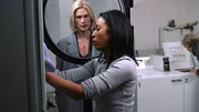 Die Polizistin Karen Smythe (Khandi Alexander, r.) wird bei einem Einsatz brutal vergewaltigt. Doch noch w&auml;hrend der Ermittlungen zieht sie ihre Anklage zur&uuml;ck und bittet Anw&auml;ltin Alexandra Cabot (Stephanie March), den Fall ruhen zu lassen.