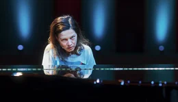 Jenny von Loeben (Hannah Herzsprung) als geniale Pianistin, &uuml;berw&auml;ltigt von dem Wunsch nach Rache