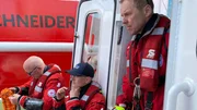 Die Ehrenamtler Christian, Malte und Udo bereiten sich auf das Schleppen eines havarierten Seglers vor.