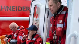 Die Ehrenamtler Christian, Malte und Udo bereiten sich auf das Schleppen eines havarierten Seglers vor.