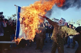 1994 in Gaza City:  Maskierte Islamische Aktivisten verbrennen einen israelische Flagge.