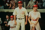 Jimmy Dugan (Tom Hanks, l.); Dottie Hinson (Geena Davis, r.)