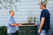 Mike (Neil Flynn, r.) ruft einen Fachmann für Klimaanlagenreparaturen und der entpuppt sich ausgerechnet als Darrin (John Gammon, l.). Das lässt bei Sue alte Gefühle hochkommen ... Mike (Neil Flynn, r.) ruft einen Fachmann für Klimaanlagenreparaturen und der entpuppt sich ausgerechnet als Darrin (John Gammon, l.). Das lässt bei Sue alte Gefühle hochkommen ...