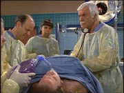 Der unter Mordverdacht stehende Dr. Frederick Wilson (Jim Ortlieb, l.) darf unter Marks (Dick Van Dyke, r.) Aufsicht eine Operation zu Ende bringen. Der unter Mordverdacht stehende Dr. Frederick Wilson (Jim Ortlieb, l.) darf unter Marks (Dick Van Dyke, r.) Aufsicht eine Operation zu Ende bringen.