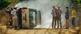 Nach dem Angriff des Nashorns stehen alle unter Shock. Billy (Chris Fisher, l.) begutachtet die Sch&auml;den am Auto, w&auml;hrend Lauren (Rebecca Romijn, M.), Zoe (Isabel Bassett, 2.v.r) und Noah (Michael Johnston, r.) sich um den verletzten Jack (Philip Winchester, 2.v.l.) k&uuml;mmern.