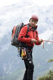 Martin Gruber (Hans Sigl) bereitet sich auf den Abstieg vor, um ein Unfallopfer aus der Wand zu bergen. Martin Gruber (Hans Sigl) bereitet sich auf den Abstieg vor, um ein Unfallopfer aus der Wand zu bergen.