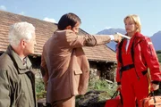 Dr. Karin Thaler (Roswitha Meyer) wird vor Neudeck senior (Manfred Andrae) von Rene Basler (Jannis Spengler) bedroht.