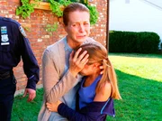Joyce Wiznesky (Signy Coleman) und ihre Tochter Emily (Mackenzie Jo Pardi) werden Zeugen eines tragischen Geschehens. Joyce Wiznesky (Signy Coleman) und ihre Tochter Emily (Mackenzie Jo Pardi) werden Zeugen eines tragischen Geschehens.